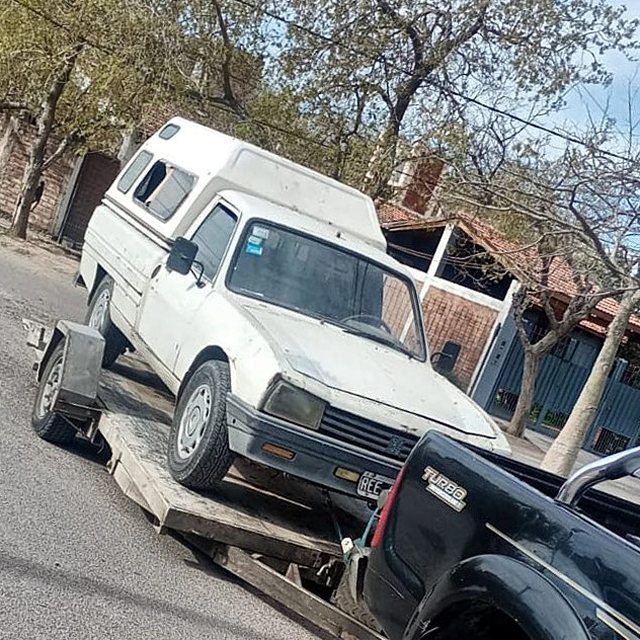 Pick-up antigua cargada en la plancha