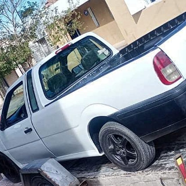 Pick-up blanca lista para el traslado